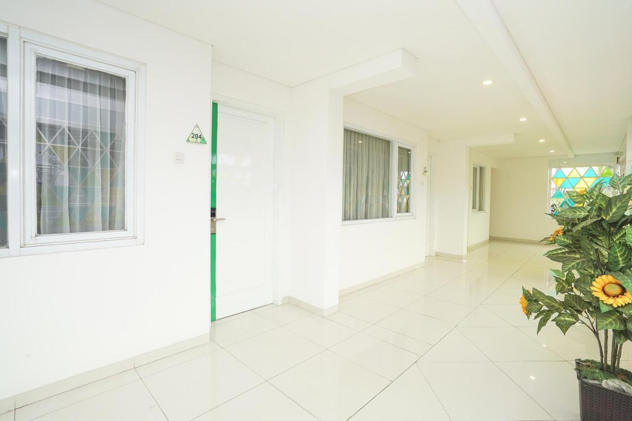Oyo 272 M Suite Residence Malang Exterior foto